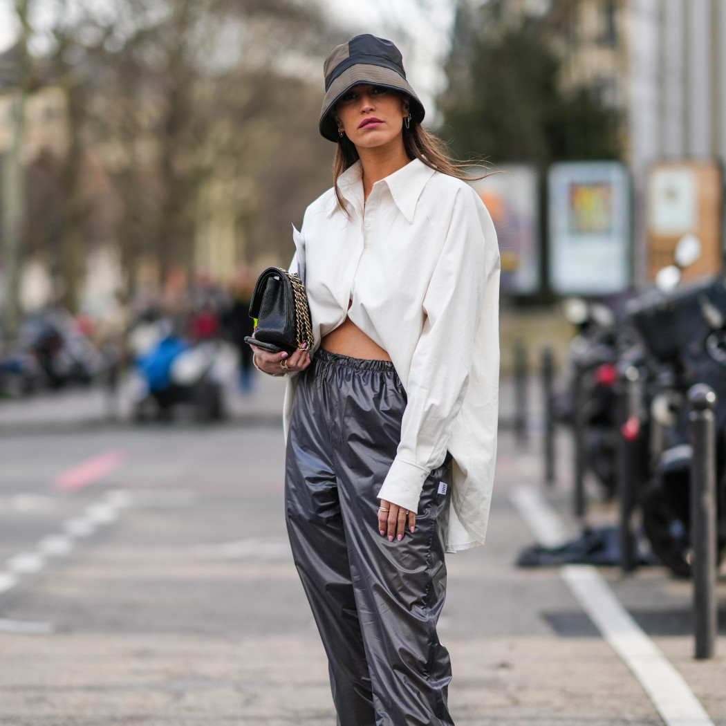 Dresy i koszula – 3 przykłady na to, że to połączenie ma sens! Tak noszą je Hailey Bieber i Rihanna